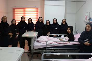 عیادت از کودکان بستری در بیمارستان شهید سردار سلیمانی به مناسبت هفته ملی کودک توسط کارشناسان شبکه بهداشت و درمان شهرستان قدس